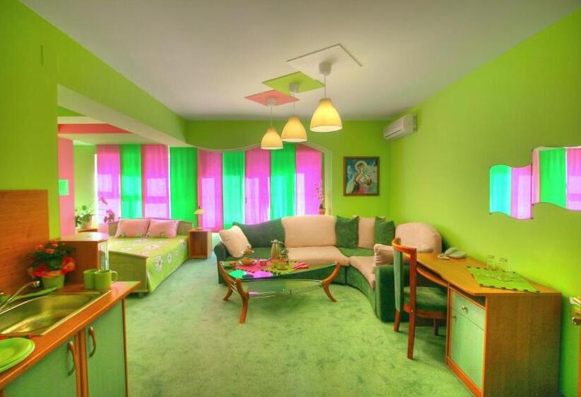 스탠다드 스튜디오, Family Hotel Mania