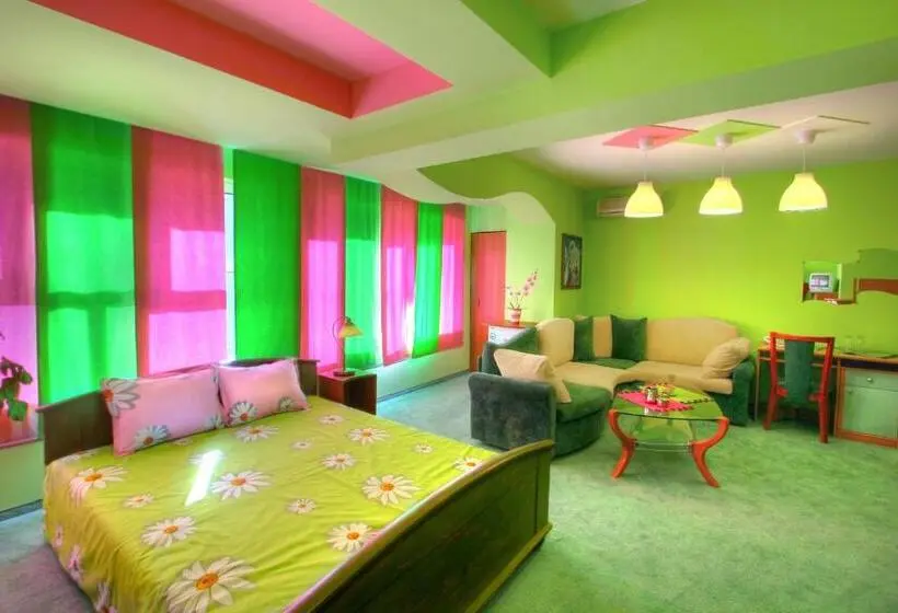 استودیوی استاندارد, Family Hotel Mania