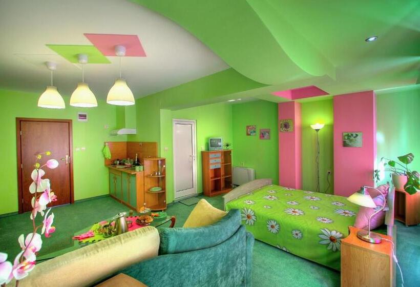 스탠다드 스튜디오, Family Hotel Mania