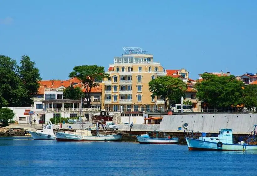 Perhehuone, Family Hotel Paros