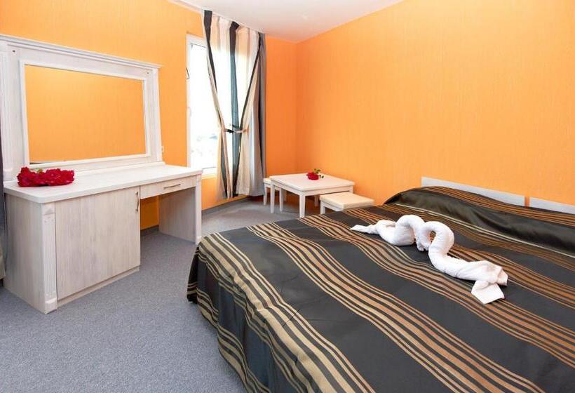 חדר משפחתי, Family Hotel Paros