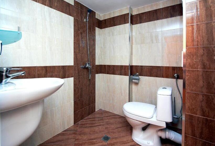 חדר משפחתי, Family Hotel Paros