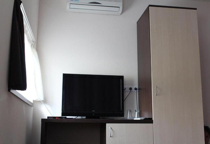 اتاق استاندارد یک نفره, Family Hotel Piter