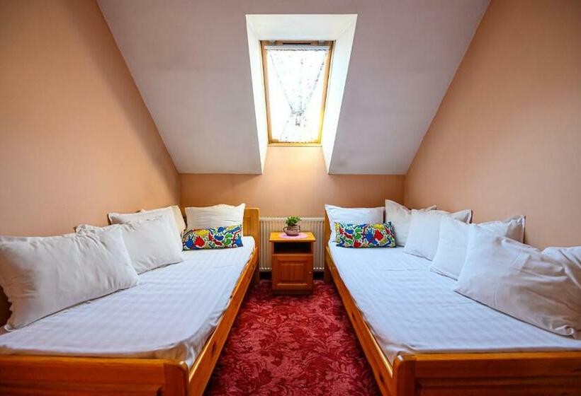 استودیو خانوادگی, Family Hotel Chichin