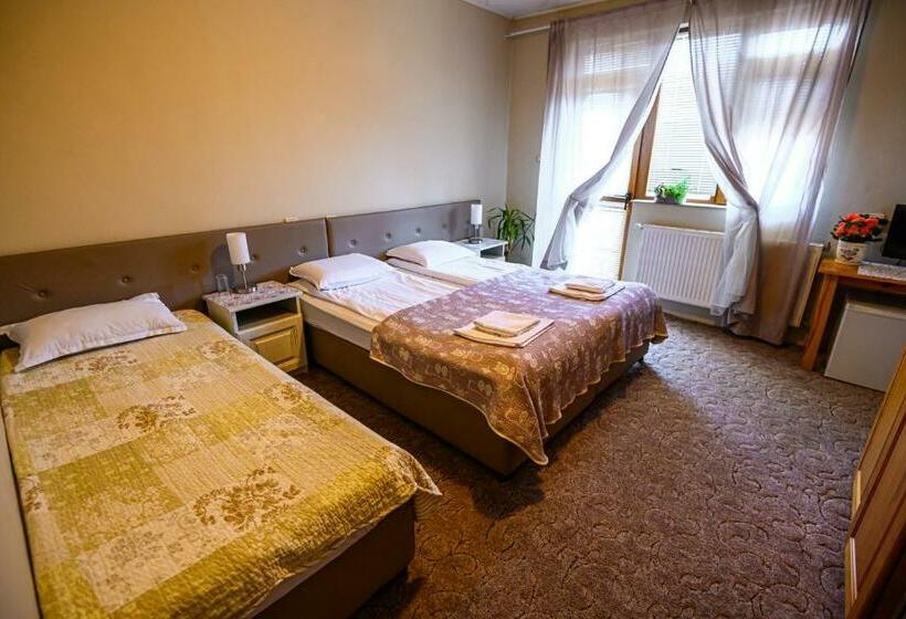 اتاق استاندارد سه تخته با بالکن, Family Hotel Chichin
