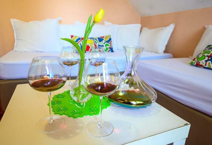 استودیو خانوادگی, Family Hotel Chichin