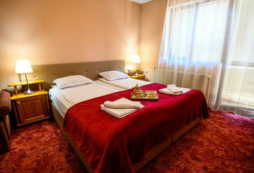 ファミリーステューディオ, Family Hotel Chichin