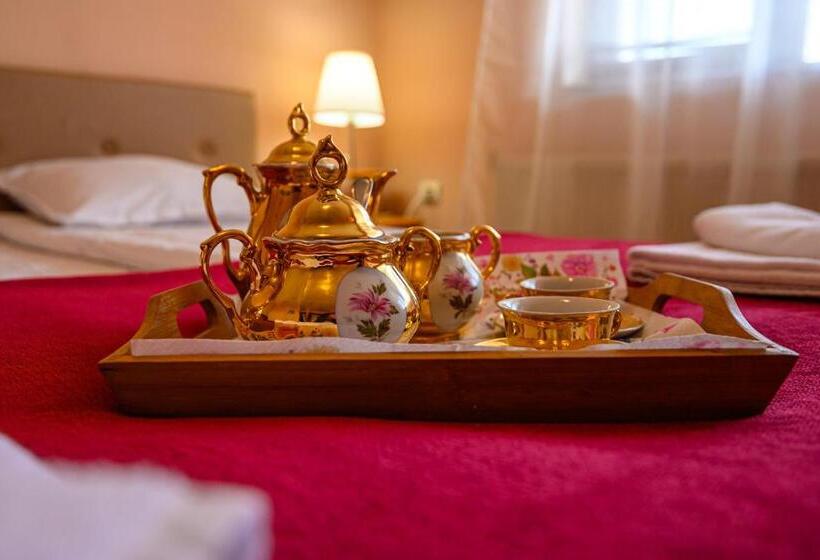 ファミリーステューディオ, Family Hotel Chichin