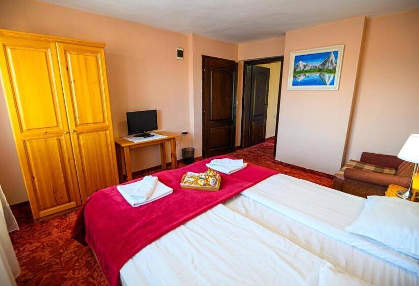 استودیو خانوادگی, Family Hotel Chichin