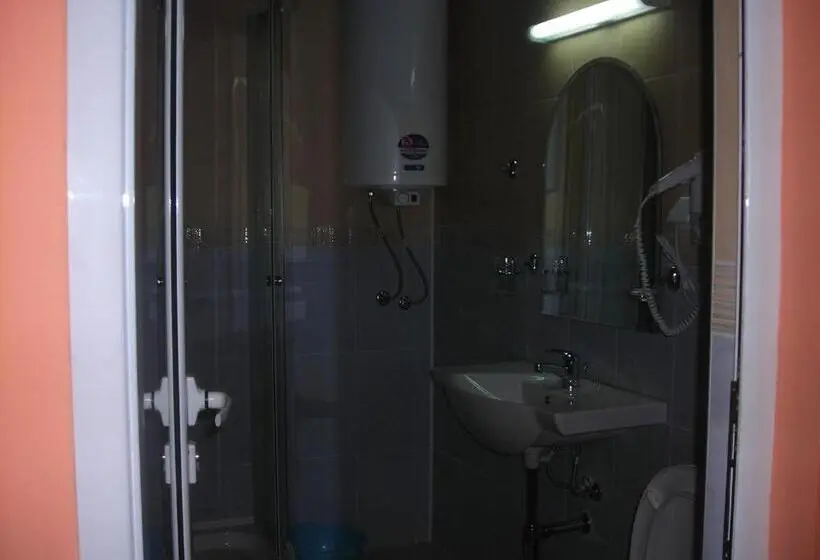 Deluxe Kolmen Hengen Huone, Dara