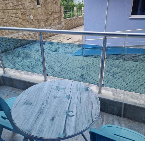 דירת חדר דלוקס, Dara