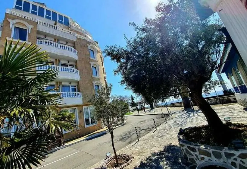 Superior Neljän Hengen Huone, Family Hotel Paros