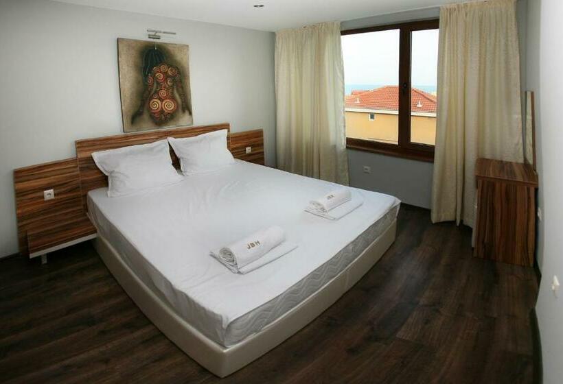 غرفة قياسية مزوَّدة بشُرفة, Jbh