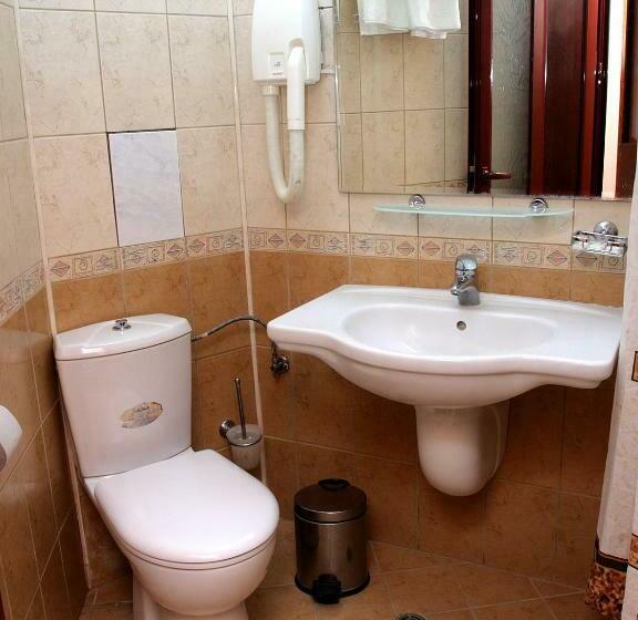 غرفة قياسية ثلاثية مزودة بشرفة, Manz 2