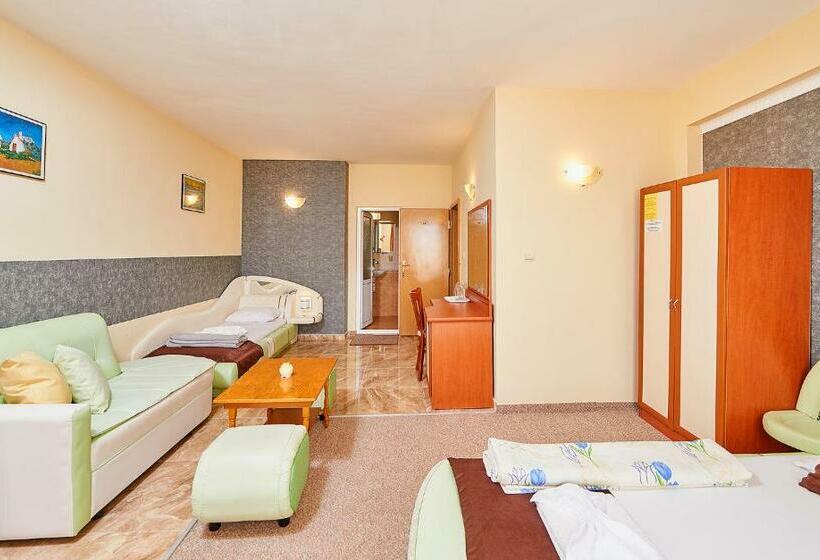 חדר סטנדרט לשלושה עם מרפסת, Peneka