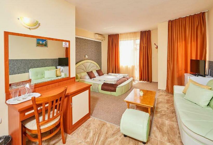 חדר סטנדרט לשלושה עם מרפסת, Peneka