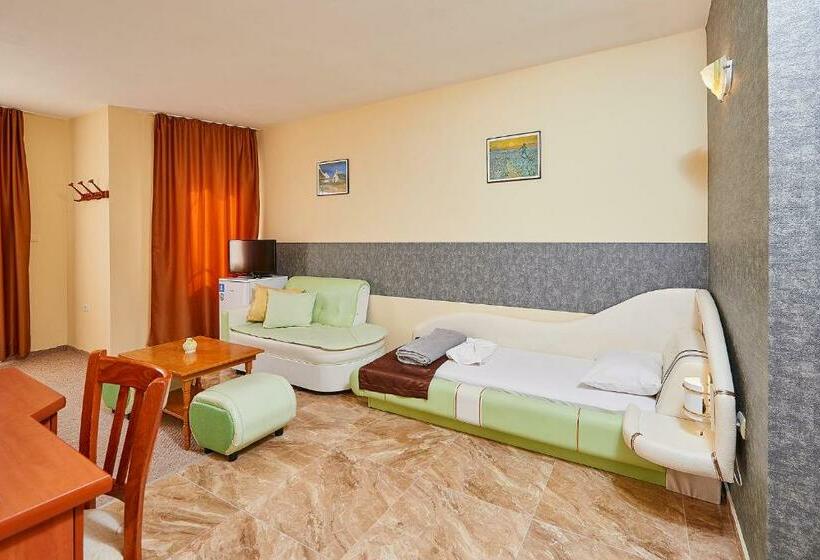 חדר סטנדרט לשלושה עם מרפסת, Peneka