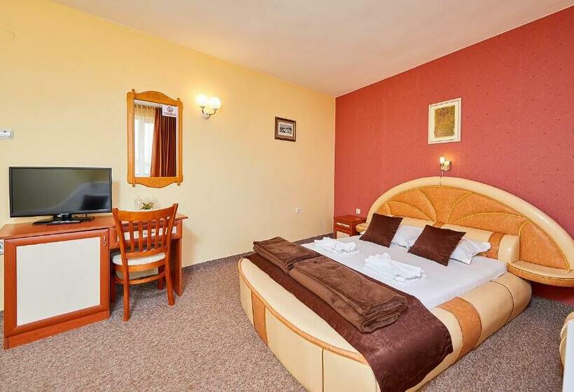 חדר סטנדרט לשלושה עם מרפסת, Peneka