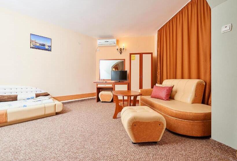 חדר סטנדרט לשלושה עם מרפסת, Peneka