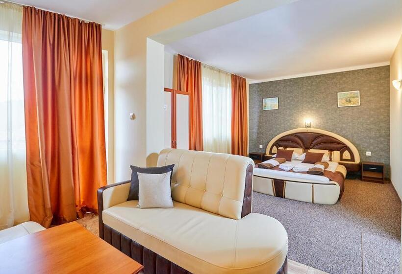 חדר דלוקס לשלושה, Peneka