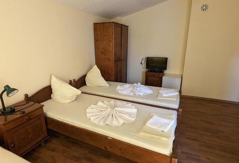 חדר סטנדרט לשלושה, Prima Vera