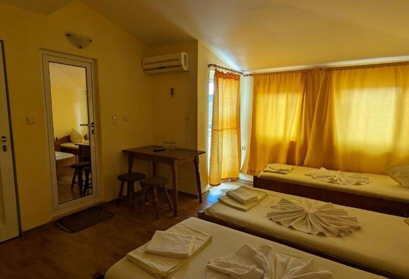 חדר סטנדרט לשלושה, Prima Vera