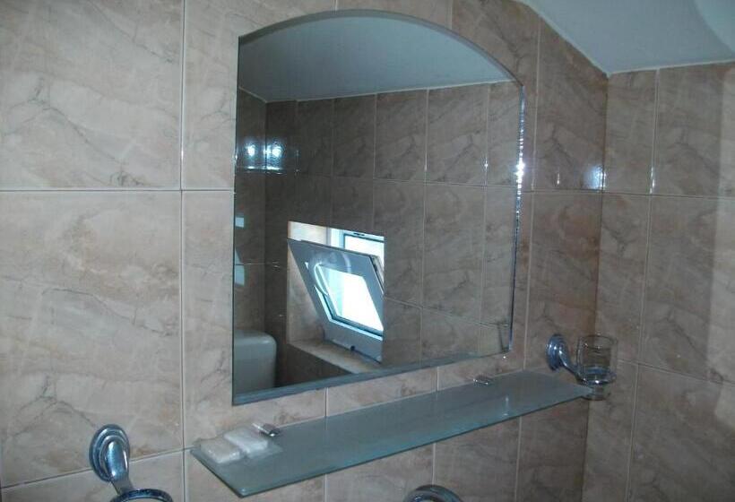 חדר סטנדרט לשלושה, Prima Vera