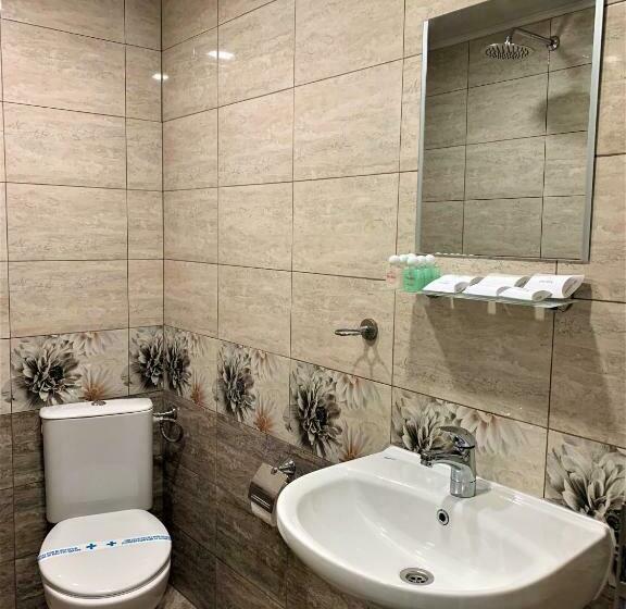 标准三人间, Trayana