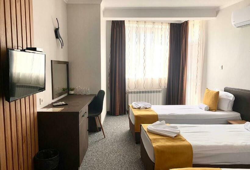 标准三人间, Trayana