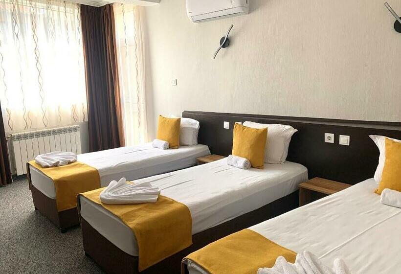 标准三人间, Trayana