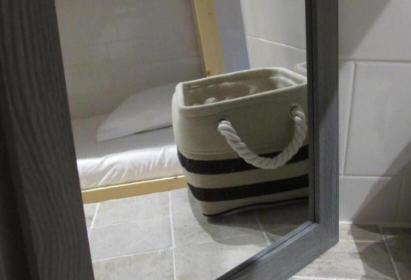 اتاق استاندارد یک تخته با سرویس بهداشتی مشترک, Most Art Boutique Hostel