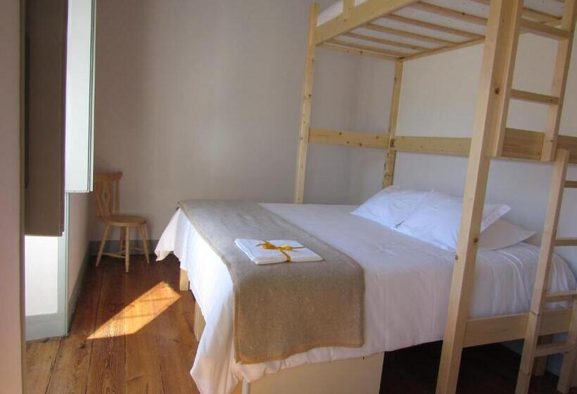 اتاق استاندارد سه تخته با سرویس بهداشتی مشترک, Most Art Boutique Hostel