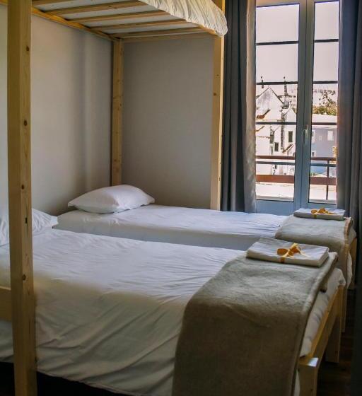 اتاق استاندارد سه تخته با سرویس بهداشتی مشترک, Most Art Boutique Hostel