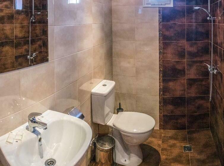 컴포트 트리플 룸, West