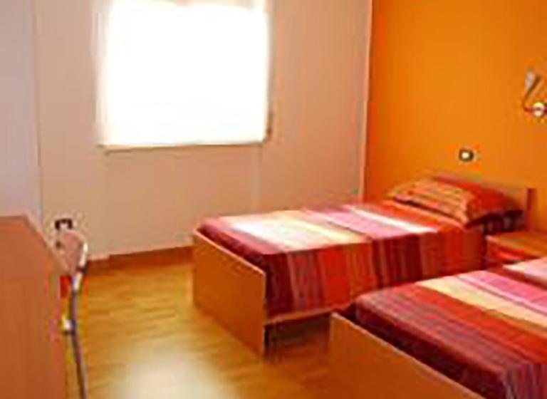 エコノミールーム, Il Falco E Il Gabbiano