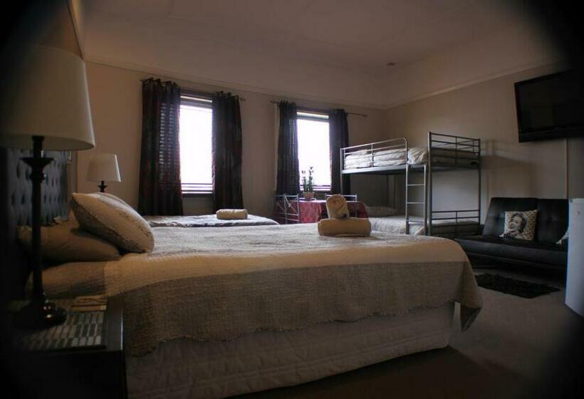 اتاق خانوادگی, 31 On The Terrace