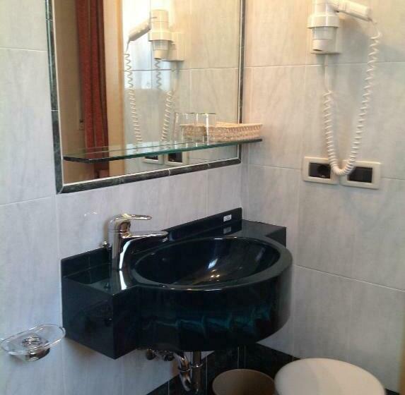 Quarto Estandar Individual, Falzares