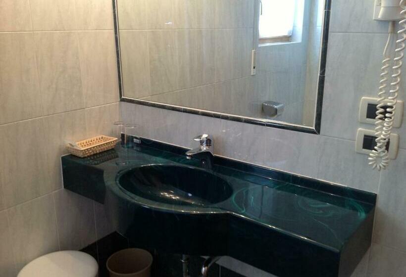 חדר סטנדרט, Falzares