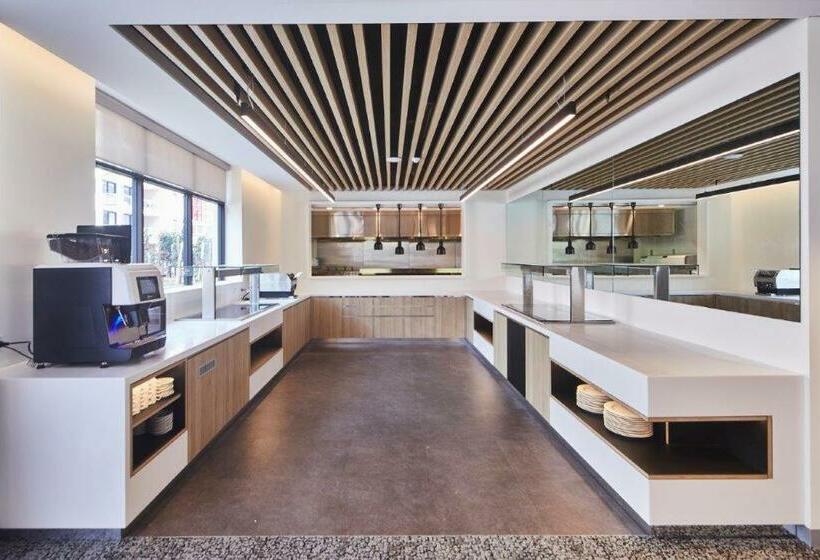 带大床的标准间, Mary Mackillop Place