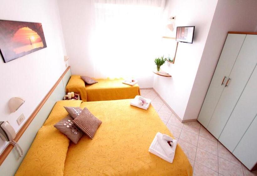 Üç Kişilik Standart Oda, Misano Hostel