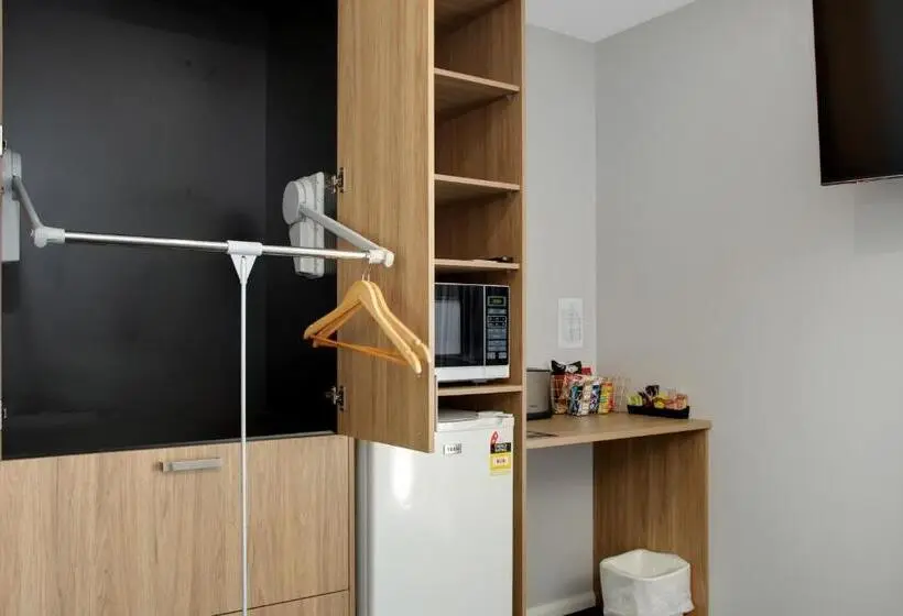 Standard-invahuone, Hive Hotel, Moruya