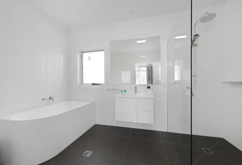 Perhehuone, Hive Hotel, Moruya