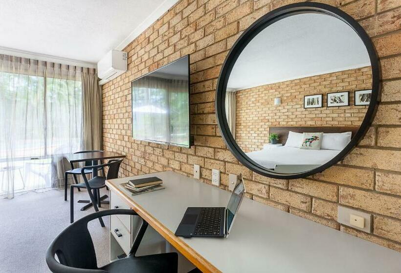 家庭间, Sunshine Coast Motor Lodge