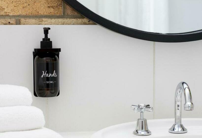 家庭间, Sunshine Coast Motor Lodge