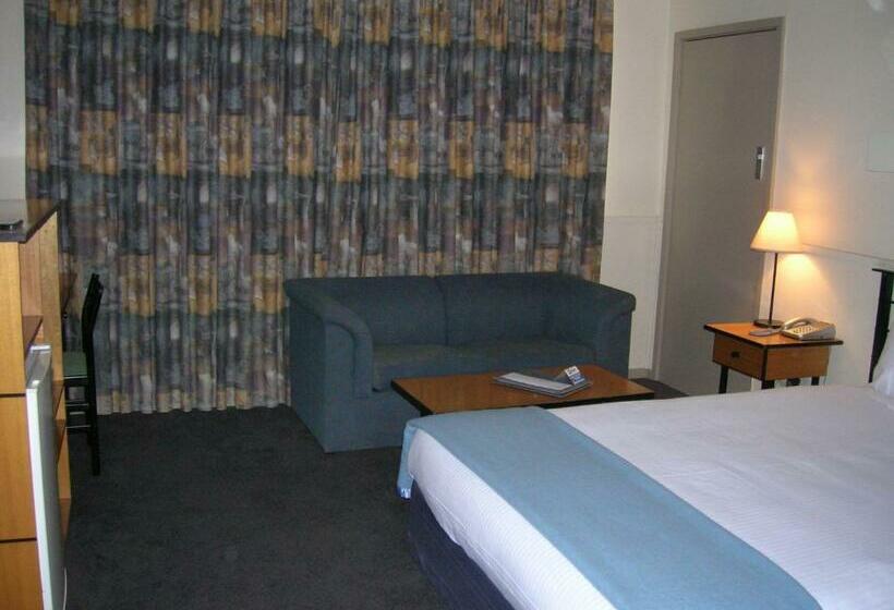 חדר משפחתי, Overlander Hotel Motel