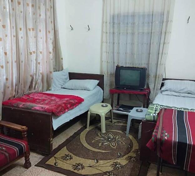 اتاق استاندارد سه نفره, Al Amawi Hostel