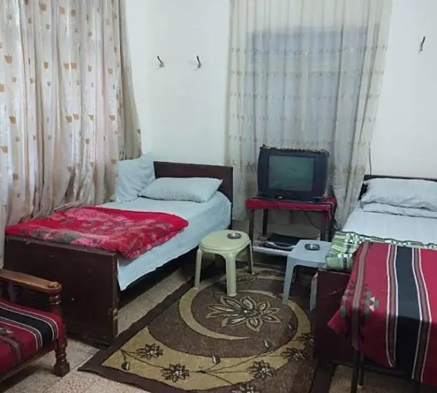 اتاق استاندارد سه نفره, Al Amawi Hostel