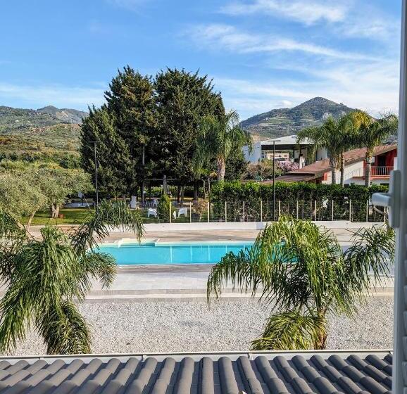 غرفة قياسية مطلّة علي حمام السباحة, Villa Dafne