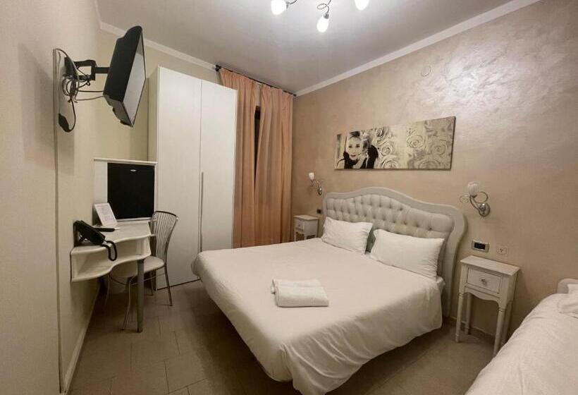 חדר קלאסי לשלושה, Central Giacomini