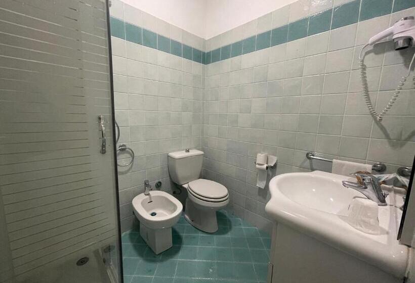 غرفة كلاسيكية ثلاثية, Central Giacomini